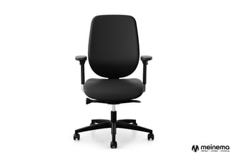 Zwarte ergonomische bureaustoel met verstelbare armleuningen, lumbaalsupport en wielen op zwart onderstel, vooraanzicht.