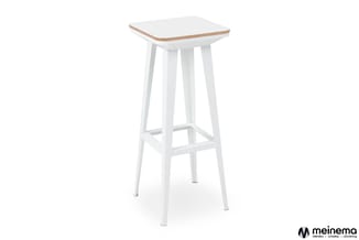 Witte staande bartafel met vierkant blad, houtkleurige rand en gesloten voetenbalk tegen witte achtergrond.