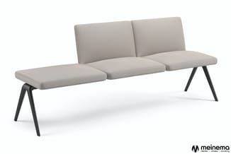 Grijze wachtkamerstoel met drie zitplaatsen, rugkussens en zwart metalen poten, tegen witte achtergrond. Meinemo-logo onderin