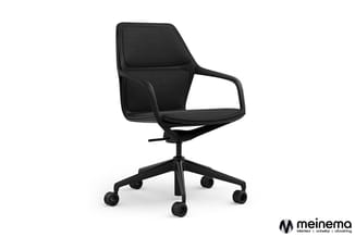 Zwarte bureaustoel met wielen, gevoerd zitgedeelte, moderne vormgeving en armsteunen, zwart onderstel.