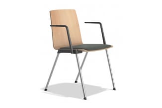 Bureaustoel met houten rugleuning, grijze zitting, zwarte armleuningen en aluminium vierpootonderstel.