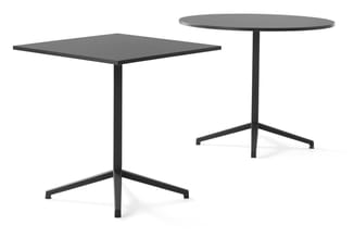Twee zwarte tafels met vierkante en ronde bladen op centraal geplaatste poten met kruisvoet, set tegen witte achtergrond.