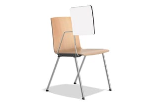 Houten stoel met metalen frame en wit schrijfblok op de rugleuning, tegen witte achtergrond.