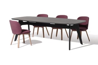 Grijze vergadertafel met zwart onderstel en vijf bordeauxrode stoelen met houten poten, tegen witte achtergrond.