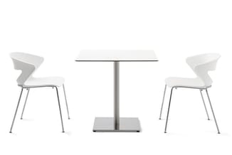 Bistroset met vierkante tafel en twee witte stoelen met golvende rugleuning op metalen poten.