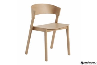 Houten stoel met gebogen rugleuning, vierkante zitting en rechte poten in licht natuurhoutkleur.