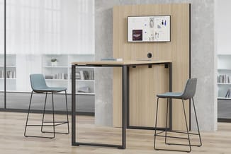 Hogewerktafel met zwart metalen frame en licht houten blad, twee grijsblauwe barkrukken, achter whiteboard op licht houten wa