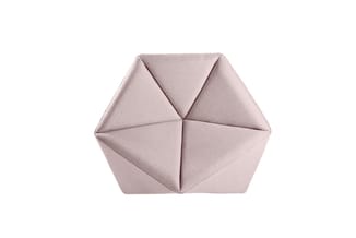 Hexagonale poef in roze stof met geometrisch gestikt oppervlak, bovenaanzicht op witte achtergrond.