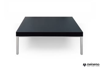Zwarte rechthoekige tafel met grijs metalen poten, frontale weergave op witte achtergrond.