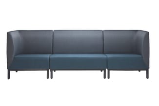 Grijze drie-zits sofa met hoge rugleuning en donkere poten, modulair ontwerp met afzonderlijke zitgedeelten.