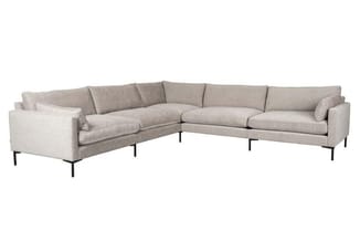 Grijsbeige hoekbank met stalen poten, L-vormig ontwerp, drie zitplaatsen per zijde, moderne uitstraling.