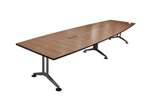 Lange houten vergadertafel met zwart metalen onderstel en twee inbouwopeningen voor kabels, tegen witte achtergrond.