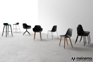 Collectie zwarte stoelen met verschillende designs: barkrukken, draaistoelen, en stapelstoelen met metalen en houten poten in
