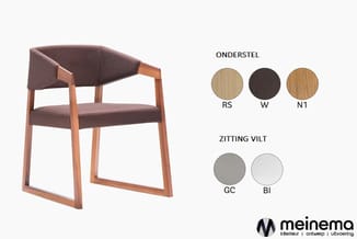 Houten stoel met bruine stoffering, armsteunen en open frame. Kleurmogelijkheden onderstel (RS, W, N1) en zitting (GC, BI) we