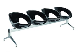 Wachtrijstoel met vier zwarte kunststof zitschalen op aluminium frame en statief.