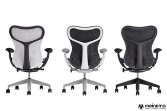 Drie ergonomische bureaustoel varianten in zwart, wit en grijs met mesh-rugleuning, in achteraanzicht, op wieltjes met verste