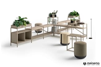 Modulair kantoormeubelsysteem in beige/taupe met open kasten, zitbanken, poefs en plantenbakken in neutrale kleuren.