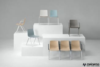 Collectie kantorstoelen in verschillende uitvoeringen: houten zittingen, gekleurde bekleding en armleuningen, op metalen pote
