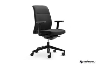 Zwarte ergonomische bureaustoel met gevoerde zitting en rugleuning, verstelbare armen, zwart kunststof voetenkruis met wieltj
