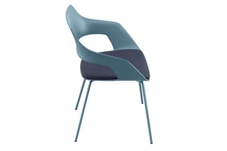 Moderne stoel met turquoise kunststof schaal, donkergrijze zitting en metalen poten.