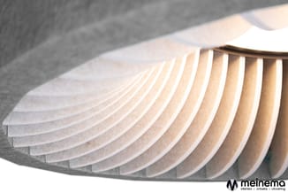 Akoestische scheidingswanden in crème en grijs, uitgevouwen in boogvorm, tonen gelaagde structuur en materiaaldikte.