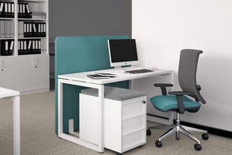 Modern kantoorwerkplek met turquoise akoestische scherm, wit bureau met opbergkast, grijze ergonomische bureaustoel en comput