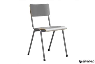 Grijze kantoorstoel met houten zitting, metalen frame en zwarte voetdoppen, tegen witte achtergrond.