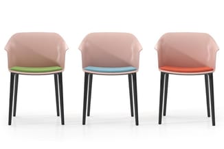 Drie moderne stoelen met roze rugleuning en gekleurde zittingen (groen, blauw, oranje) op zwarte poten.
