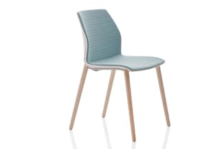 Moderne stoel met lichtblauwe gestoffeerde zitting en rugleuning met horizontale stiksels, natuurhouten poten, tegen witte ac
