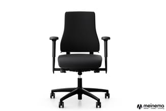 Zwarte ergonomische bureaustoel met hoge rugleuning, verstelbare armleuningen en wieltjes op een zwarte vijfpuntsvoet tegen w