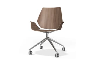 Draaibare bureaustoel met houten zitting in walnootkleur, aluminium vijfpoot onderstel op wielen, kantelpositie getoond.