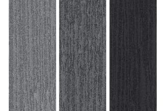 Drie stoffale carpet tiles in grijstinten, van licht grijs naar donkergrijs, met verticale streepstructuur.