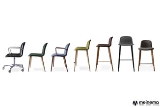 Zeven stoelen in verschillende stijlen en hoogtes: kantoorstoel op wielen, drie normale stoelen, twee barstoelen en één kruk,