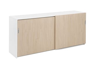 Laag kastje met witte zijkanten en twee schuifdeuren in licht houtfineer, metalen handgrepen, afgeronde hoeken.