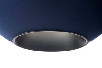 Zwarte inbouw plafondlamp in ronde vorm, geïnstalleerd in donkerblauwe plafondafwerking.