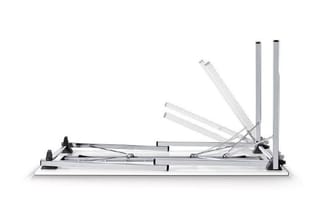 Kantelbaar dakraam of zonwering met wit aluminium frame en grijze lamellen, uitgeklapt tegen witte achtergrond.