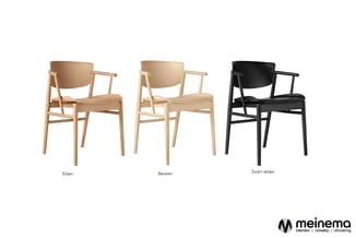 Drie houten eetkamerstoelen met armleuningen: twee in licht naturel hout (Eiken, Beuken) en één in zwart (Zwart eiken).