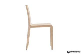 Houten stoel met gebogen rugleuning en rechthoekig zitvlak, zijprofiel tegen witte achtergrond.