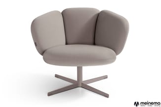 Grijze fauteuil met schelp-achtige rugleuning, zitting en drie opstaande zijdelen, op swivel voetsteun.
