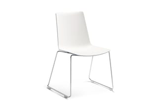 Witte kunststof stoel op grijs metalen sled-frame, vooraanzicht tegen witte achtergrond.