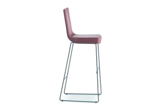 Moderne barkruk met mauve zitting en rugleuning, staaldraad frame in grijs-groen, voetsteun.