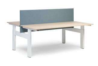 Wit bureau met beige blad en blauwe geluidsscherm op de achterkant, staand in open ruimte.
