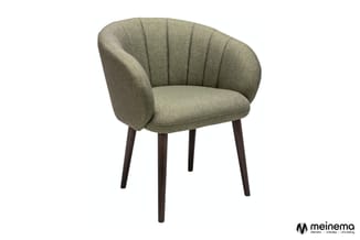 Groene stofstoel met geplooide rugleuning, donkerbruin houten poten, op witte achtergrond.
