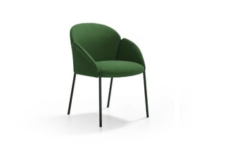 Groene fauteuil met gebogen rugleuning, zwarte metalen poten, stof bekleding, geïsoleerd op witte achtergrond.