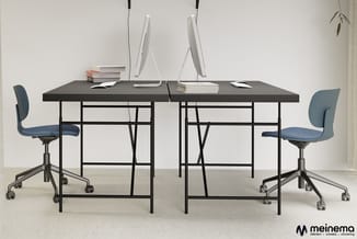Twee zwarte bureaus met stalen frame, elk met witte monitor, boeken en documenten. Twee blauwe bureaustoelen met wielen. Beig