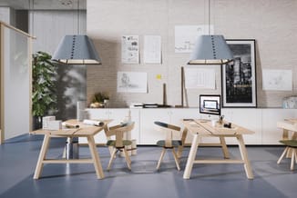 Modern kantoor met lichte houten werkplekken, blauwe hangende lampen, witte kasten en architectuurschetsen aan betonnen wand.