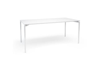 Rechthoekige vergadertafel met wit blad en witte metalen poten op witte achtergrond.