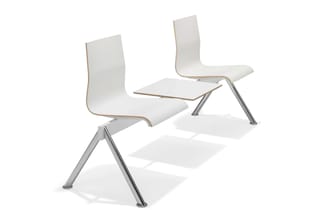 Wachtruimte opstelling met twee witte kunststof stoelen met houten rand en aluminium poten, en een bijzettafel met wit blad.