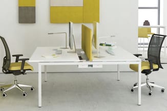 Modern kantoor met wit bureau, gele akoestische schermen, zwarte ergonomische bureaustoelen en gele zitgedeeltes, grijze vloe