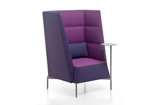 Paarse design fauteuil met hoge rug, roze zitting, metalen frame en bijzettafel, tegen witte achtergrond.